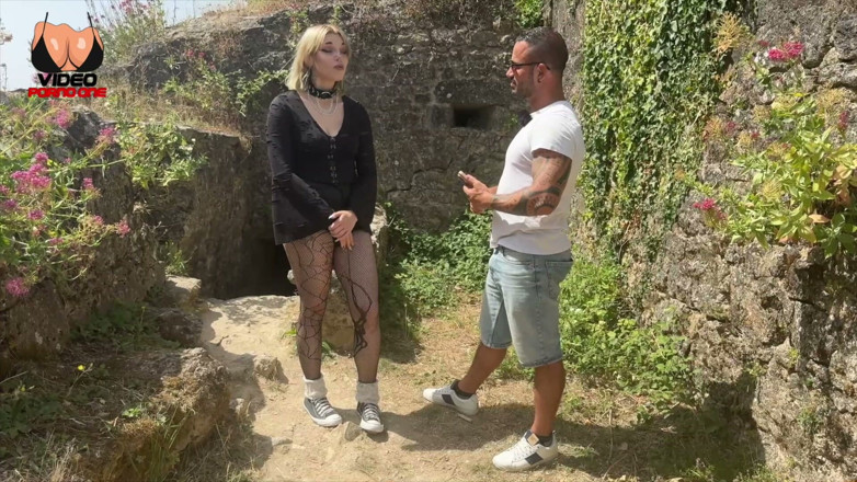 Video Porno One: Ein Fremder Fickt Mich Vor Einem Schloss Und Ich Liebe...