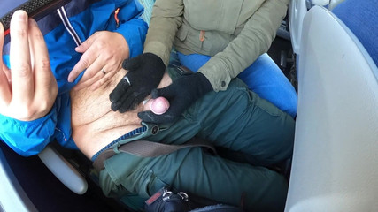 Mature_cunt: Handjob sarung tangan hitam di bus