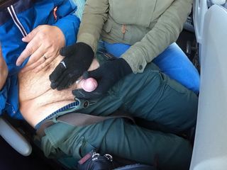 Mature cunt: Schwarze handschuhe handjob in einem bus
