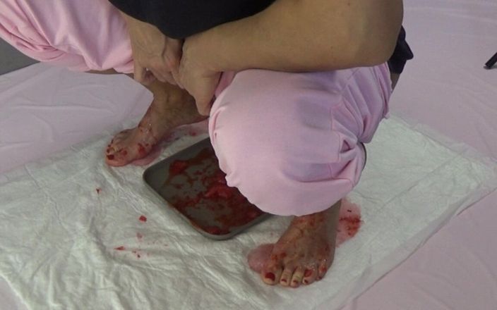 AnnaBUST: मैं अपने पैरों से स्ट्रॉबेरी को रौंदता हूं और उनमें पेशाब करता हूं