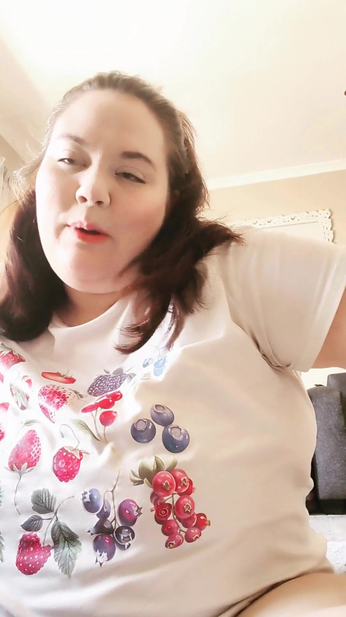 Aliceqii: Pov una babysitter con tette enormi vuole scopare