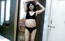 Cute &amp; Nude Crossdresser: Sexy sissy transvestiert femboy Sweet Lollipop in sexy schwarzen dessous.