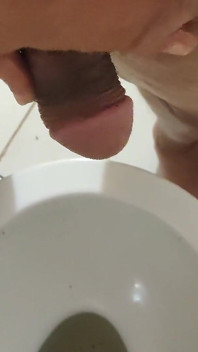用小鸡巴撒尿。