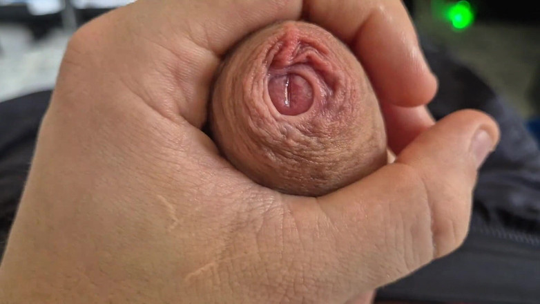 GloomyChase977: Cận cảnh con cu hẹp bao quy đầu không cắt kéo...