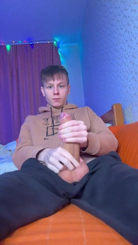 Mângâindu-mi pula mare cât de liniștit posibil în timp ce părinții sunt acasă
