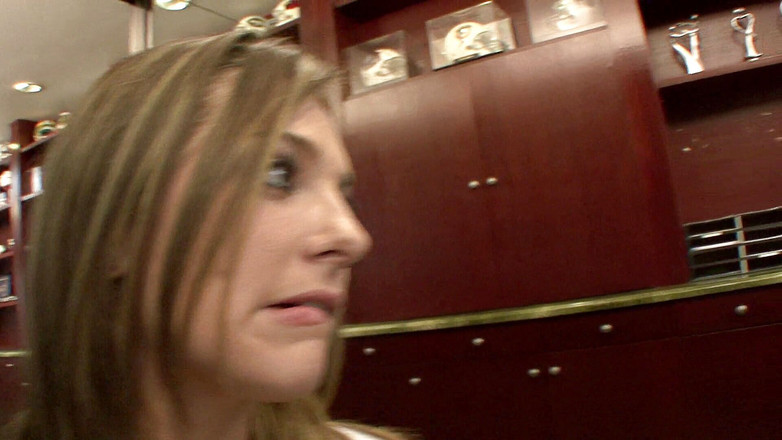 Smokin Hot Teens: 角質ふしだらな女はバーで成熟した男を拾う