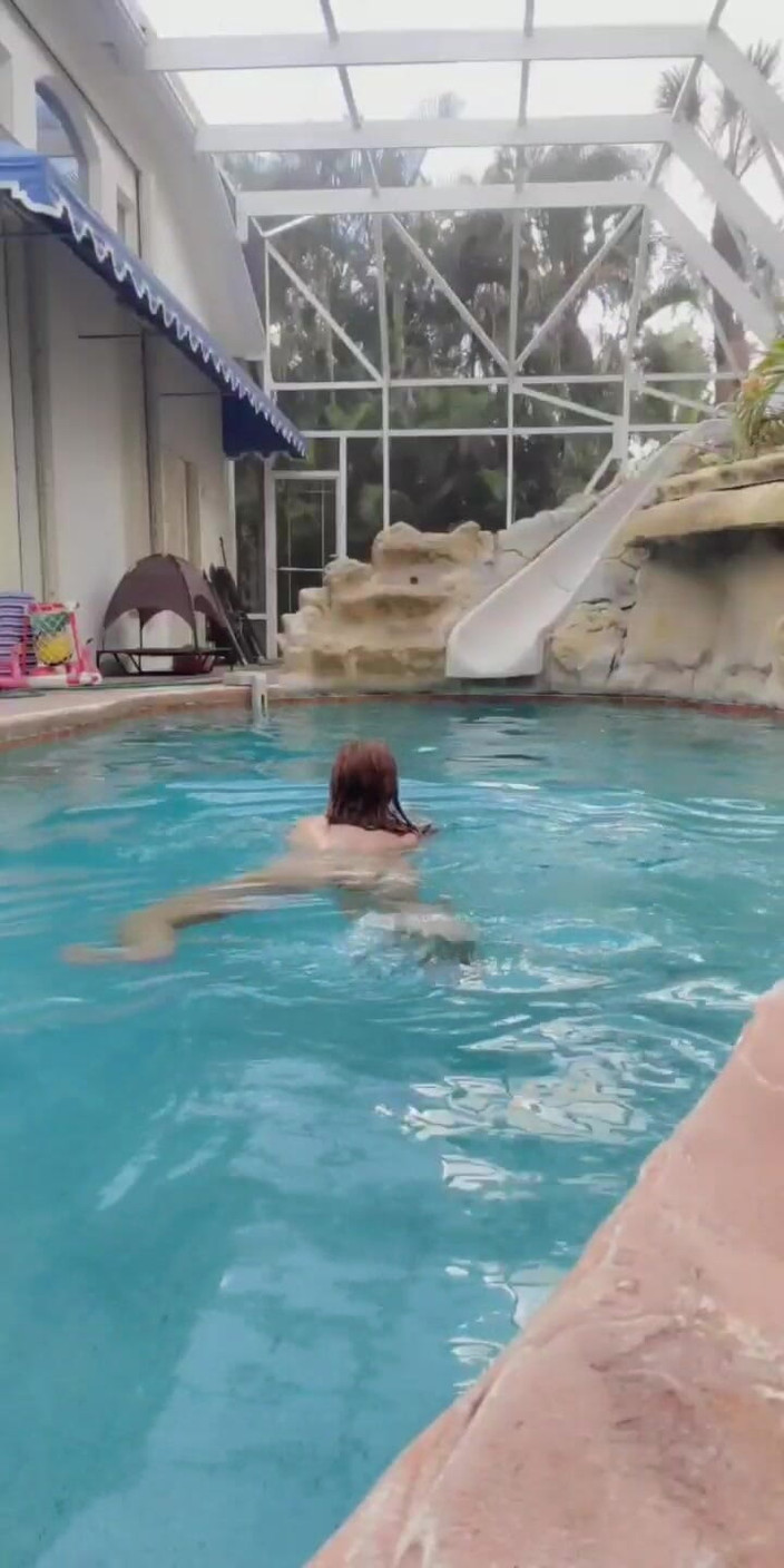 Annabelle Rogers: Înot goală în piscină