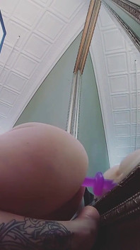 Dildo cermin bermain selama pemotretan