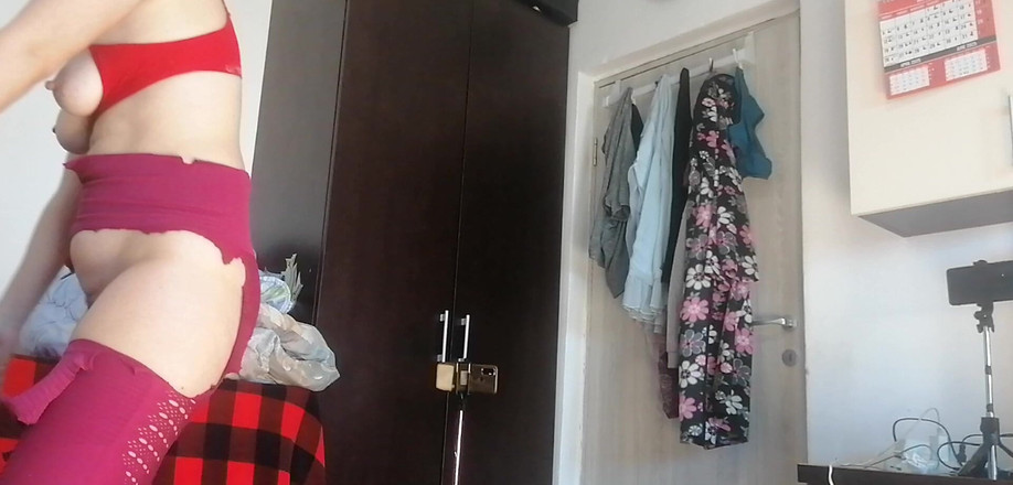 Amateur_MS: 性感的拉丁女郎在试穿衣服和剪衣服时玩得很开心