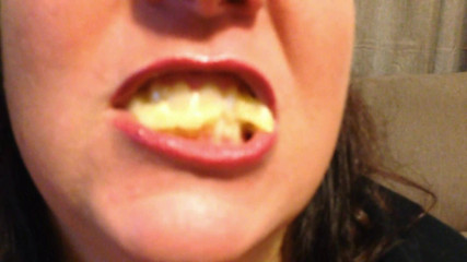 Lily Lipstixxx: Banane schluckt, spuckt nicht!