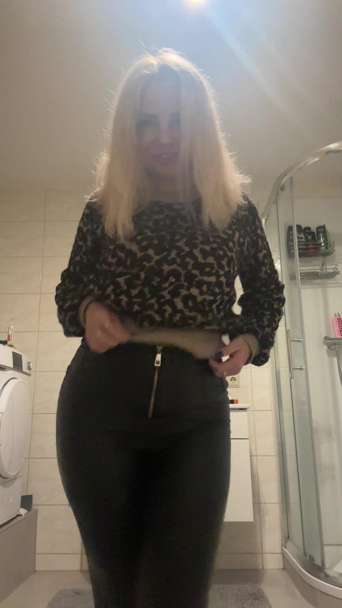 LarisaCum: 브랜든을 위한 이 영상을 확인해 보세요! 나는 완전히 벌거벗은 상태에서 샤워하면서 내 몸을 만지고 있어! 저는 정말 많이 스쿼트해요!