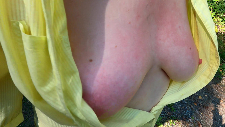 Bouncy Tits Action: Punindo seus seios enquanto caminha