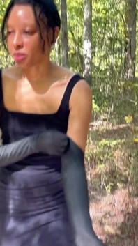 Ibu tiri memakai sarung tangan hitam panjang di taman