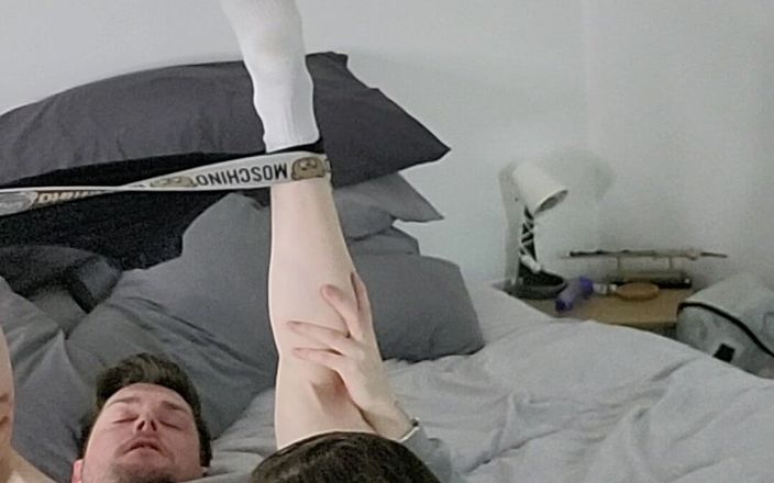 Twotwinkhusbands: イギリスの若者は、ビデオFOTで彼のお尻を食べる1回目