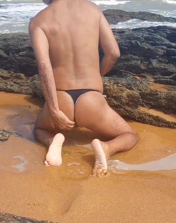 Ladysilvas: Ladysilva Crossdresser tirando a calcinha na praia para mostrar sua...