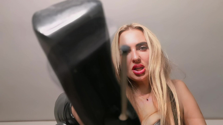 Goddess Lena: Miażdżące jądra: luźniej pod moimi piętami