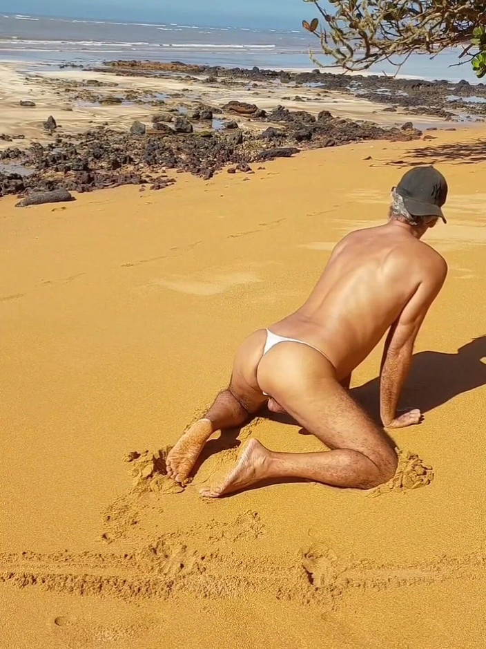 Ladysilvas: Ladysilva crossdresser mostrando su culo caliente en bragas en la...