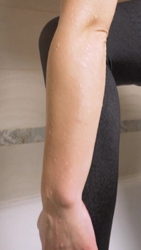 Adik tiri remaja mandi pakai kaus kaki dan pakaian dalam