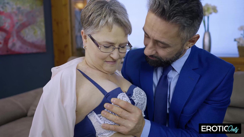MILFFreaksX: Бабуся Ільза гаряча, як 20-річна дівчина, її молодий арабський жеребець обожнює її пухке тіло