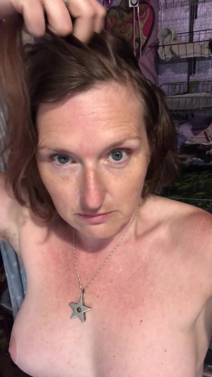 MistressWriggler: Separando mis labios peludos para mear un catéter en un...