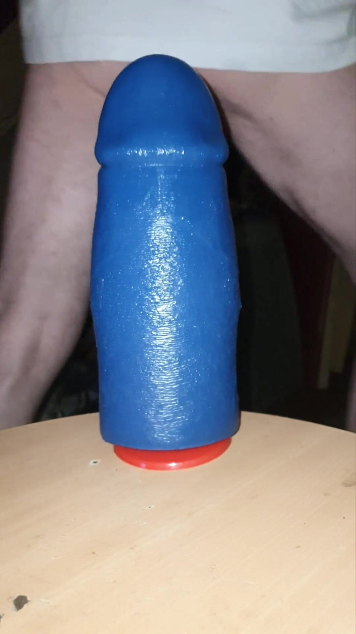 Analass: Estoy montando un consolador, natural, azul, enorme