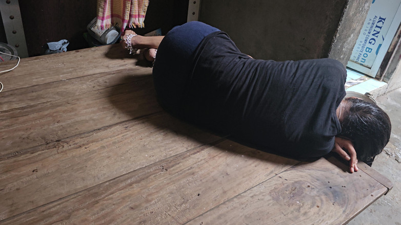 Aalox: टेबल पर युगल सेक्स