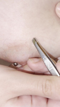 Haar trekken met pincet op natuurlijke tieten! BDSM! Pijn doen!