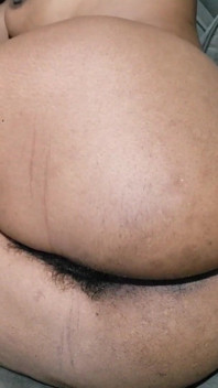 Pawg il culo della ragazza usa la sua macchina del sesso nella figa 5 min