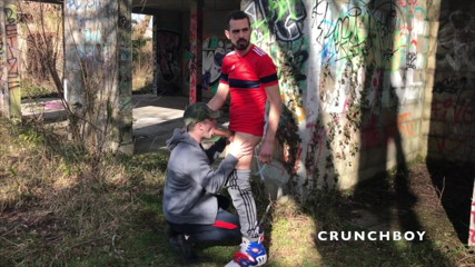 Sex humiliation with french lads: 콜도 고란의 야외에서 사용되는 젊은 똑바른 친구와 섹스 굴욕