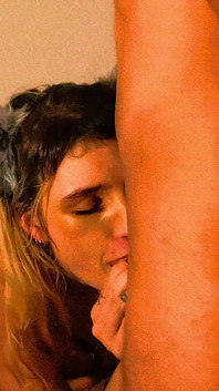 Slet zuigt grote pik en krijgt een cumshot in haar gezicht als thanx