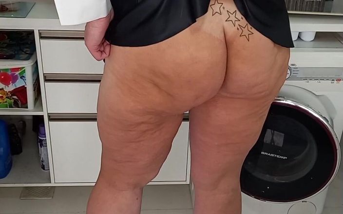 Sexy ass CDzinhafx: बिना पैंटीज के माइक्रोस्कर्ट में!