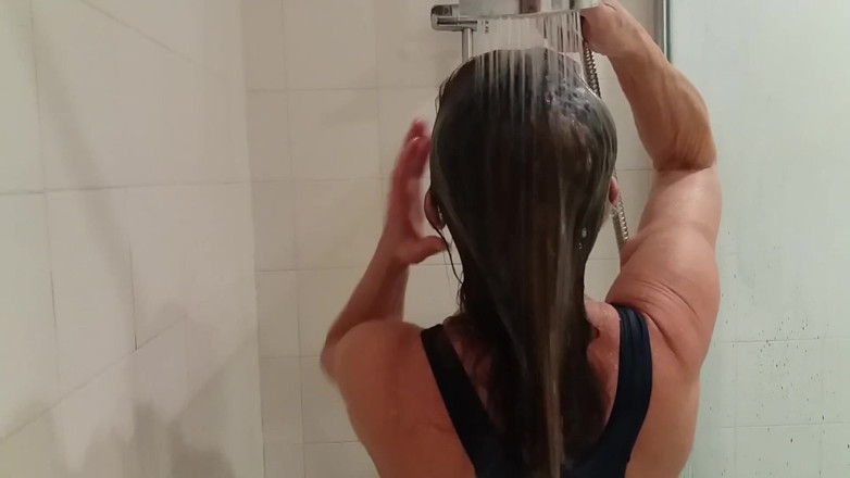 martinawest: Duşta Sıkı Bir Mayo Giymiş Büyükanne!