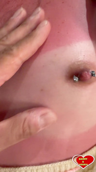 Wakacje Na Plaży Tatusia I Asuka. Świeże Opalone Linie