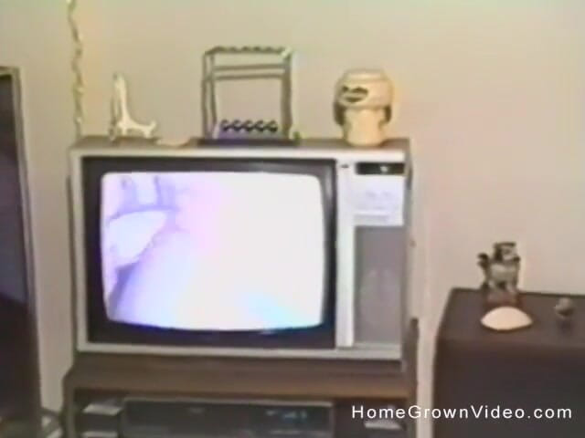 Homegrown Vintage: Peituda loira se masturba com dois consolos
