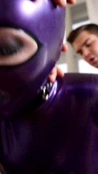 Poupée en latex violette distordée