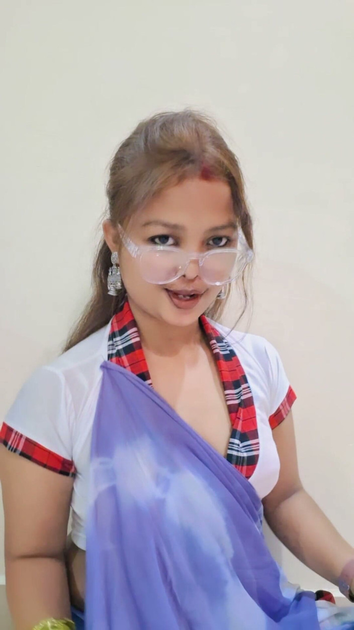 Mina Sardar: Beautiful Girl