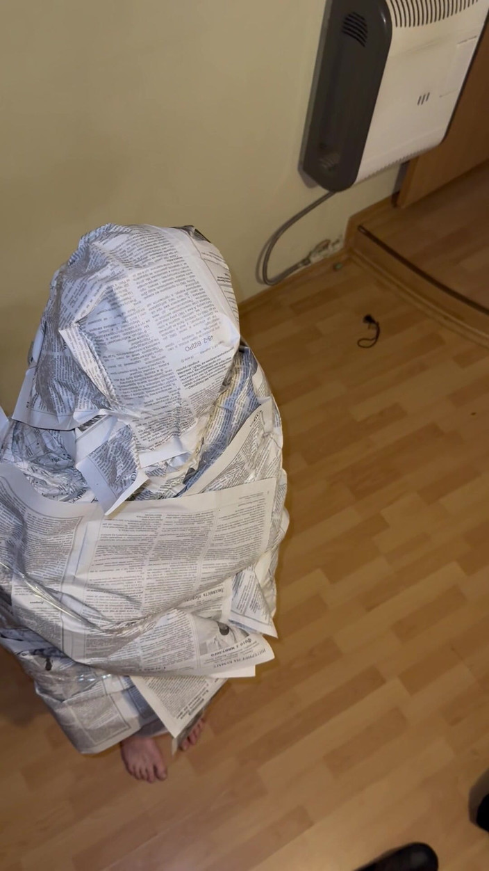 Elena917: Газетний фетиш - загортання мене в газету