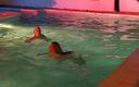 Naughty Girls: Två sexiga lesbiska kycklingar simmar tillsammans i poolen