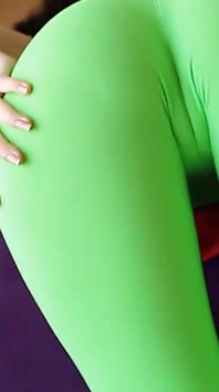 Selbstgedrehte latina brünette yogahosen cameltoe und großer dildo-fick pOV
