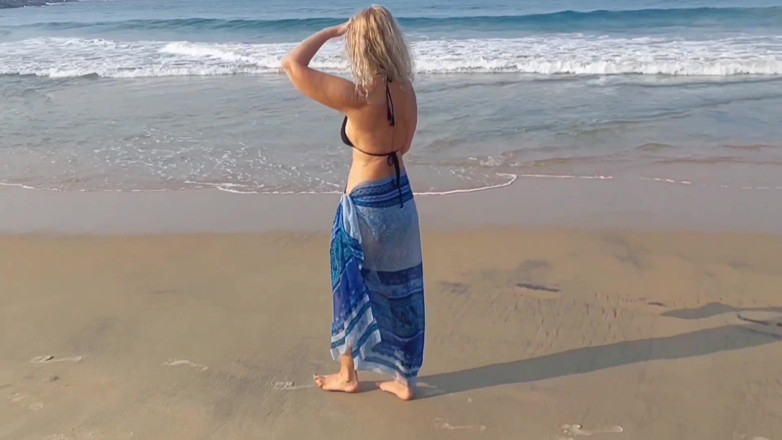 Selena701: Amateur Mature Wife Enjoys Naked Posing and Sex After Walking