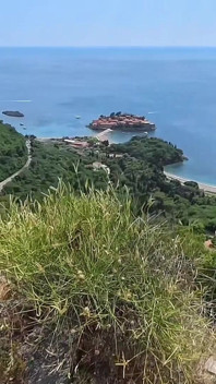 En primer plano - follada de perrito en Sveti Stefan, acantilado de Montenegro: su culo perfecto rebotando a plena luz del día