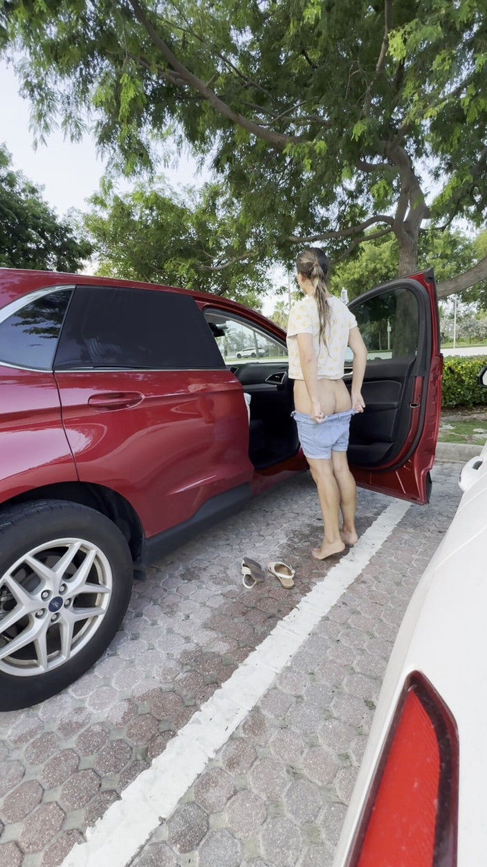 Sweet Buttocks: Spogliarello nel parcheggio prima che il sole colpisca