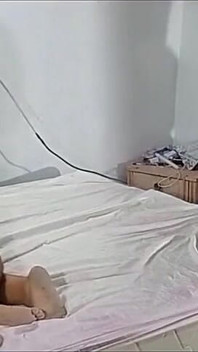 Našel jsem svou nevlastní sestru ošukanou jejím přítelem v ložnici, nemůžu se dočkat a masturbuji Wh