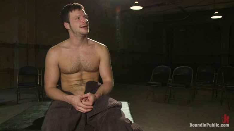 Bound in public: Brian bonds kepergok lagi kencing dan festival mani muncrat.