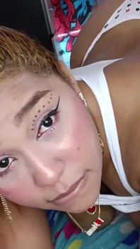 Pacar latina dengan lingerie putih seksi