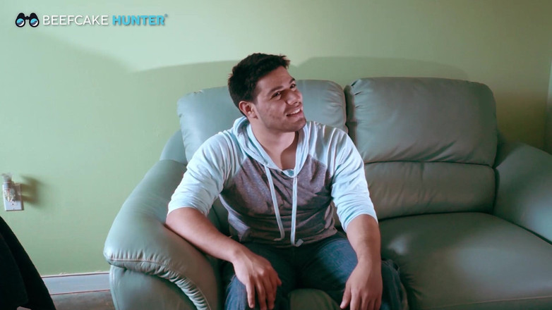 Beefcake Hunter: セクシーな21歳のニカラグア人が男から初めてフェラをされる