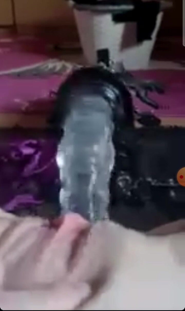 KittieNoOne: Detailní záběr na šukání stroje