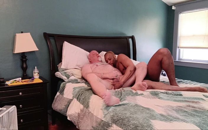 beardaddychub: 흑인 대물 자지와 두 번 따먹히는 곰