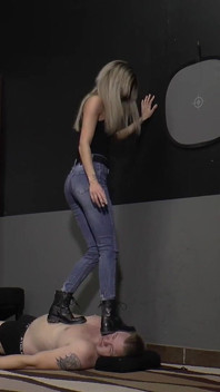 Tatjana Raucht Und Trampelt