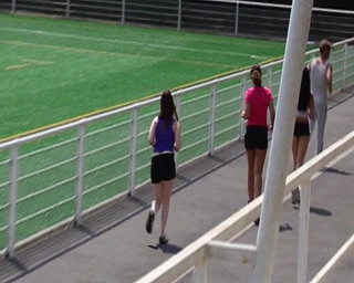 Planete Francaise: Prsatá francouzská holka jezdí na péru po cvičení